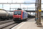 Die Re 482 015-5 von SBB Cargo International fährt als Lokzug von Cornaux ab um nach Basel RB zu fahren.