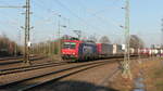 SBB 482 025-4 rollt am 23.03.2022 mit ihrem KV-Zug in Karlsruhe Gbf von Durlach kommend ein.