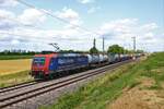 SBB Cargo International Bombardier Traxx 482 013-0 mit einen KLV Zug am 13.07.23 bei Auggen (Baden Württemberg)