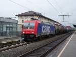 Die Re482 040-3 der Sbb-Cargo bei der Durchfahrt des Bahnhofes Aalen.