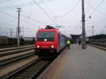 SBB Cargo Lok 482 049-4 hat den Bergland Express von Aachen bis Wörgl gebracht. Bevor sie nach Innsbruck weiterfahren darf, muss sie einige Regionalzüge vorbeilassen. 08.03.08 