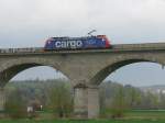Eine 482 der SBB Cargo ist am 15.4.2008 auf der Donaubrcke in Regensburg unterwegs.