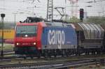 Re 482 021-3 der SBB-Cargo zieht einen Schttgutwagen-Zug durch den Bahnhof von Basel-Bad Richtung Basel-SBB. (12.08.2008)