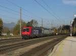 482 048 (SBB Cargo) mit einem Ganzzug am 24.10.2008 in Brixlegg. Als Wagenloks laufen E 412 017 und E 412 019  mit.