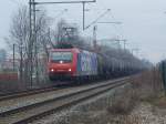 Re 482 017-7 mit einem kurzen Kesselwagenzug in Freiburg. 28.01.09