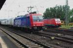 Frisch aus dem Rbf Bebra ausgelaufen: 482 048-6 der SBB Cargo mit Containerzug. Daneben abgestellt 189 049-0. 11.07.2009.