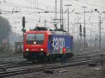 Gut geschnappt. Ein SBB-Mitarbeiter hat soeben ein Umschlag geschnappt, den ihm der Tf aus der fahrenden Lok 482 035-3 zugeworfen hat. Aufgenommen am 29/12/2009 in Aachen-West.