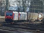 Am 28.01.2011 ziehen 482 017-1 und 482 024-7 einen langen Containerzug von Kln kommend unter der Brcke Turmstrasse durch das Gleisvorfeld in Aachen West.