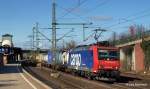 Re 482 023-9 legt sich am 19.03.11 mit einem Containerzug in Hamburg-Harburg auf dem Weg Richtung Maschen in eine Rechtskurve.