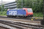 Eine Schweizer 482 016-3 von der SBB-Cargo rangiert in Aachen-West bei Sonne.