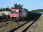 Am 05.Juli 2011 verlie Re 482 040,mit Kies beladenen Eanos-Wagen, Bergen/Rgen.