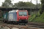 482 024-7 der SBB zieht am 12.08.2011 einen Containerzug unter der Brcke Turmstrasse nach Aachen West rein.