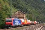 SBB Cargo 482 004 zieht am 17.8.11 einen Gterzug durch Kaub.