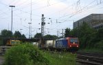 482 014-8 von der SBB Cargo kommt aus Richtung Kln,Aachen-Hbf mit einem langen Containerzug aus Gallarate(I) nach Antwerpen-Oorderen(B) und fhrt in Aachen-West ein.
Und auf dem Nebengleis steht eine Stopfmaschine und ein Schotterprofiliermaschine steht auf dem abstellgleis in Aachen-West in der Abendstimmung und Wolken am Abend vom 4.7.2013.