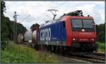 Dynamisch erwischt,die 482 008-0 mit Gterfracht am Haken ist unterwegs auf der Kbs 485 bei Rimburg (bach Palenberg).Bildlich festgehalten Ende Juli 2013.