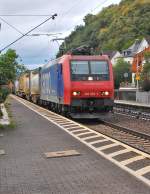Sdwrts mit einem Kastelzug im Rcken fhrt die SBBcargo 482 002-3 duch den Bahnhof Leubsdorf am Samstag den 14.9.2013