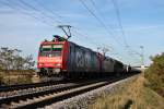 Re 482 022-1 zusammen am 26.10.2013 mit Re 482 021-3 und dem BASF-Gterzug aus Ludwigshafen bei der Vorbeifahrt in Hgelheim gen Basel.