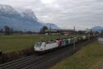 Testfahrten im Tiroler Unterland. Die 193 822-4, Re 482 045-2 SBB Cargo, Re 486 502-8 BLS sind am 22.1.2014 mit einem KLV bei Kirchbichl unterwegs Richtung Italien. Die 193 822-4 Siemens Vectron macht wahrscheinlich Testfahrten in Tirol und Italien für den zukünftigen Einsatz. Laut Beschriftung darf sie vorerst nur in Deutschland fahren. Der Zug ist für Lokomotion unterwegs.