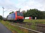 Wer bringt die Fracht wohl schneller ans Ziel, 482 003 oder der LKW im Bildhintergrund? Aufgenommen am 30.07.2013 in Wehretal-Reichensachsen.