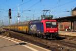 482-048-6 mit einem Autozug aus Bremerhaven kommend fährt auf dem Durchfahrtsgleis in Bremen Hbf.