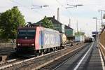 Auch am 17.04.2014 fuhr die mit LED Scheinwerfern ausgerüstete Re 482 005-6 mit einem Containerzug ebenfalls wie ihre Schwester Maschiene zuvor durch den Bahnhof Müllheim (Baden) in Richtung