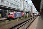 Am 31.08.2014 stand SBB Cargo Re 482 004-9 mit einem Containerzug auf Gleis 1 in Freiburg (Brsg) Hbf und wartet auf die Weiterfahrt gen Norden.