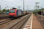 Mit einem Containerzug fuhr am 05.09.2014 die Re 482 015-5 von SBB Cargo durch Weil am Rhein gen Schweiz.