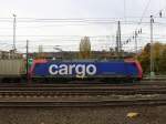 482 025-4 von SBB-Cargo fährt mit einem langen Containerzug aus Antwerpen-Oorderen(B) nach Gallarate(I) bei der Ausfahrt von Aachen-West und fährt in Richtung Aachen-Schanz,Aachen-Hbf,Aachen-Rothe-Erde,Stolberg-Hbf(Rheinland)Eschweiler-Hbf,Langerwehe,Düren,Merzenich,Buir,Horrem,Kerpen-Köln-Ehrenfeld,Köln-West,Köln-Süd. Aufgenommen vom Bahnsteig in Aachen-West. 
Bei Wolken am 7.11.2015.