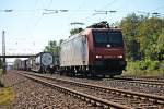 Re 482 007-2 am 27.09.2014 mit einem Containerzug gen Norden durch die Orschweierer Gleisanlagen.