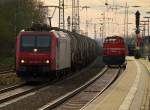 482 008-0 kommt mit einem Tankwagenzug an der wartenden DE 94 vorbei durch den Bahnhof Kalscheuren. 5.12.2015