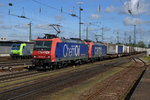 SBB: Güterzug mit Doppeltrkation Re 482 beim Passieren des badischen Bahnhofs Basel am 20. Mai 2016. An der Spitze des Zuges eingereiht war die 482 028-8.
Foto: Walter Ruetsch