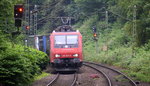 482 023-9 von SBB Cargo kommt aus Richtung Köln,Aachen-Hbf und fährt durch Aachen-Schanz mit einem langen Containerzug aus Gallarate(I) nach Antwerpen-Oorderen(B) und fährt in Richtung