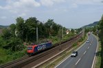 Am 22.07.2016 ist Re 482 045 von SBB Cargo mit einem Containerzug auf der Main-Spessart-Bahn unterwegs und fährt gerade in den Bahnhof Veitshöchheim ein. Zugnummer und Laufweg sind unbekannt.