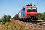 Mit einem Kesselwagnezug fuhr am 10.07.2015 die Re 482 025-4 bei Hügelheim in Richtung Basel.