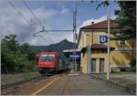 Die SBB Re 484 003 fährt mit einer RoLa Freiburg - Novara durch den Bahnhof von Vogogna. 
Dieser Rola-Verkehr war vor einigen Jahren wohl auch der Grund, die (Neben)-Strecke Domodossola - Novara zu elektrifizieren.
17. Sept. 2017