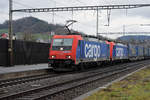 Doppeltraktion, mit den Loks 484 021-1 und 484 007-0, durchfährt den Bahnhof Gelterkinden. Die Aufnahme stammt vom 17.12.2018.