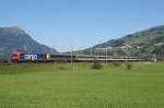 Re 484 020-3 fhrt am 10.9.11 mit dem EC 15 von Steinen Richtung Schwyz.