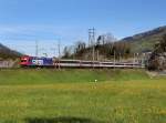 Die 484 019 mit einem EC am 26.04.2012 unterwegs bei Schwyz.