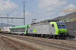 Re 485 017-8 durchfährt den Bahnhof Gelterkinden. Die Aufnahme stammt vom 06.04.2017.