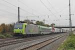 Mit einer RoLa (Novara Boschetto - Freiburg (Brsg) Rbf) fuhr am 29.10.2016 die Re 485 006-1 durch Müllheim (Baden) in Richtung Zielbahnhof, den sie wenige Minuten später erreichen wird.