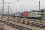 Durchfahrt am 27.11.2016 von Re 485 019-4 mit einem Containerzug über Gleis 1 durch den Badischen Bahnhof von Basel in Richtung Basel Bad Rbf.