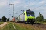 Mit einer RoLa (Freiburg (Brsg) Rbf - Novara Boschetto) fuhr am 02.06.2017 die Re 485 014-5 durchs Markgräflerland (bei Müllheim (Baden)) in Richtung Schweizer Grenze.