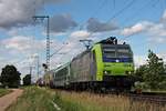 Mit einer RoLa (Freiburg (Brsg) Rbf - Novara Boschetto) fuhr am Nachmittag des 06.06.2017 die Re 485 004-6 bei Müllheim (Baden) in Richtung Schweiz.