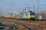 Re 485 019-4 durchfährt den badischen Bahnhof.