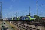 Doppeltraktion, mit den Loks 485 015-2, 485 005-3 und die kalte 485 003-8, durchfährt den badischen Bahnhof. Die Aufnahme stammt vom 27.05.2020.
