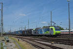 Doppeltraktion, mit den Loks 485 008-7 und 193 714-3 durchfährt den badischen Bahnhof. Die Aufnahme stammt vom 27.05.2020.