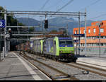 BLS - Loks 485 013 und 486 505 vor Güterzug bei der durchfahrt im Bahnhof von Bellinzona am 31.07.2020