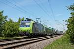 Mit einer RoLa (Freiburg (Brsg) Rbf - Novara Boschetto) fuhr am späten Mittag des 27.05.2020 die Re 485 012  BLS Cargo - Die Alpinisten  bei Hügelheim über die Rheintalbahn in Richtung Müllheim (Baden).