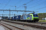 Re 485 019-4 der BLS durchfährt den Bahnhof Pratteln.