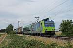 Am Nachmittag des 08.07.2020 fuhr Re 485 012  BLS Cargo - Die Alpinisten  mit ihrer RoLa (Freiburg (Brgs) Gbf - Novara Boschetto) südlich von Buggingen in Richtugn Müllheim (Baden).